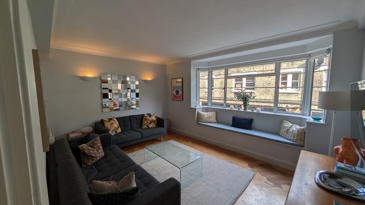 Elegant gestaltetes Wohnzimmer mit moderner Einrichtung in einer Wohnung im Building Malet Street - host-my-nest - 1574065 in London Borough of Camden, London