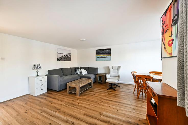 Elegant gestaltetes Wohnzimmer mit moderner Einrichtung in einer Wohnung im Building Wheat Sheaf Close - host-my-nest - 1638460 in London Borough of Tower Hamlets, London Elegant gestaltetes Wohnzimmer mit moderner Einrichtung in einer Wohnung im Building Wheat Sheaf Close - host-my-nest - 1638460 in London Borough of Tower Hamlets, London