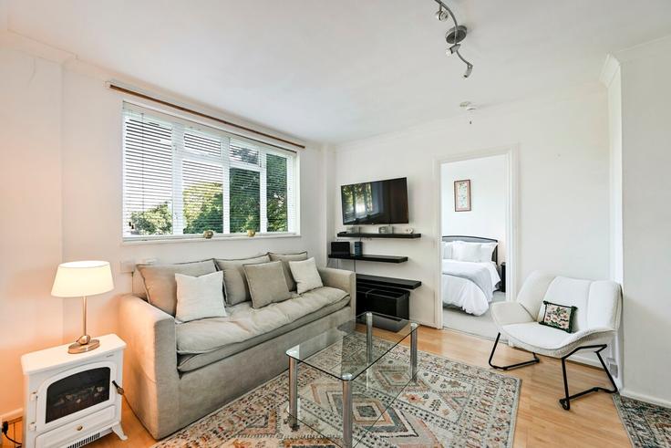 Elegant gestaltetes Wohnzimmer mit moderner Einrichtung in einer Wohnung im Building Upper Richmond Road - host-my-nest - 1638719 in London Borough of Wandsworth, London Elegant gestaltetes Wohnzimmer mit moderner Einrichtung in einer Wohnung im Building Upper Richmond Road - host-my-nest - 1638719 in London Borough of Wandsworth, London