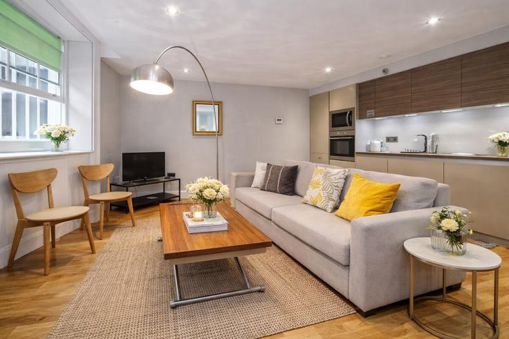 London City of WestminsterのBuilding Sussex Gardens - host-my-nest - 1591576のアパートメントにある、モダンな家具を備えたエレガントなデザインのリビングルーム London City of WestminsterのBuilding Sussex Gardens - host-my-nest - 1591576のアパートメントにある、モダンな家具を備えたエレガントなデザインのリビングルーム