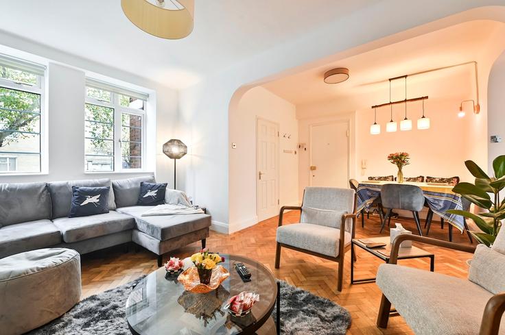 Salle de séjour élégante avec mobilier moderne dans un appartement à Building Mackennal Street - host-my-nest - 1574075 à City of Westminster, London