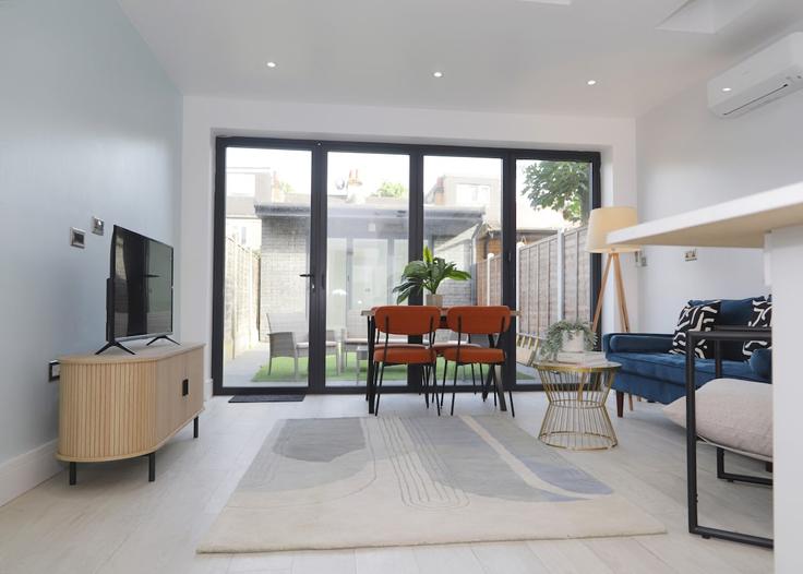 Elegante sala de estar con mobiliario moderno en un apartamento en Building Waterloo Road - host-my-nest - 1574062 en London Borough of Waltham Forest, London Elegante sala de estar con mobiliario moderno en un apartamento en Building Waterloo Road - host-my-nest - 1574062 en London Borough of Waltham Forest, London