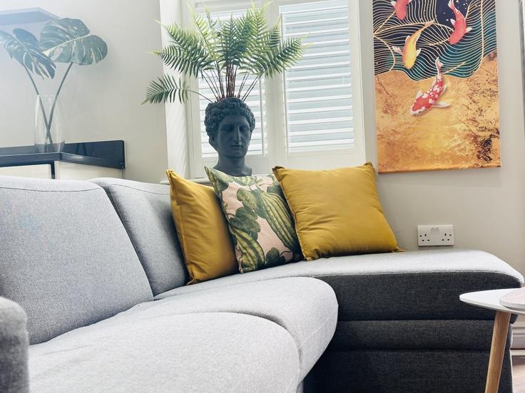 Sala de estar elegantemente projetada com móveis modernos em um apartamento no Building Burston Road - host-my-nest - 1574080 em London Borough of Wandsworth, London Sala de estar elegantemente projetada com móveis modernos em um apartamento no Building Burston Road - host-my-nest - 1574080 em London Borough of Wandsworth, London