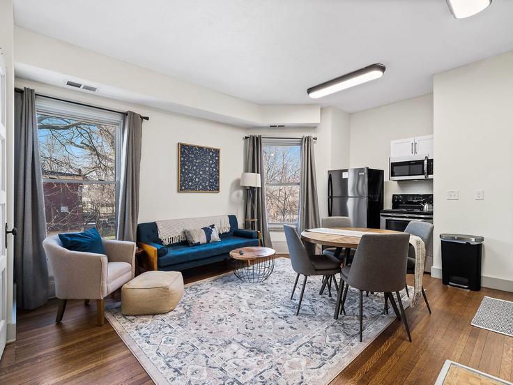 Cleveland, Cleveland에 위치한 Building East 89th Street - host-pros - 1593989 유닛의 세련된 인테리어가 돋보이는 거실 Cleveland, Cleveland에 위치한 Building East 89th Street - host-pros - 1593989 유닛의 세련된 인테리어가 돋보이는 거실