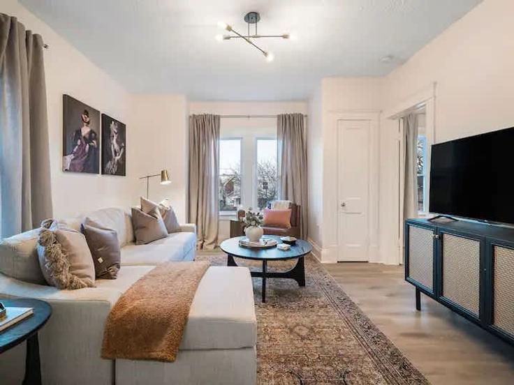 Building Ridgewood Avenue - host-pros - 1593873 adresindeki bir dairede modern mobilyalarla zarif bir şekilde tasarlanmış oturma odası Lakewood, Lakewood