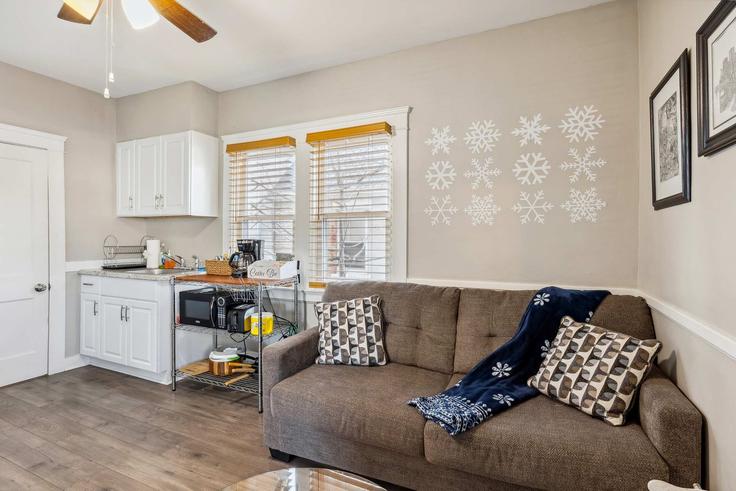 Building Ridgewood Avenue - host-pros - 1593923 adresindeki bir dairede modern mobilyalarla zarif bir şekilde tasarlanmış oturma odası Lakewood, Lakewood