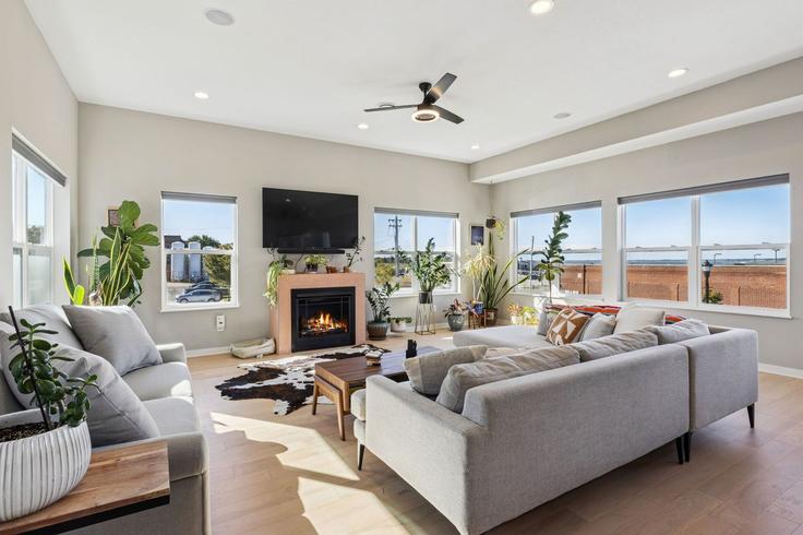 Salle de séjour élégante avec mobilier moderne dans un appartement à Building West Shoreline Drive - host-pros - 1593934 à Sandusky, Sandusky Salle de séjour élégante avec mobilier moderne dans un appartement à Building West Shoreline Drive - host-pros - 1593934 à Sandusky, Sandusky