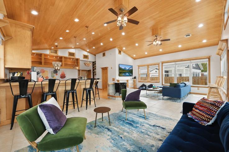 Geneva GenevaのBuilding Lake Road East - host-pros - 1593881のアパートメントにある、モダンな家具を備えたエレガントなデザインのリビングルーム