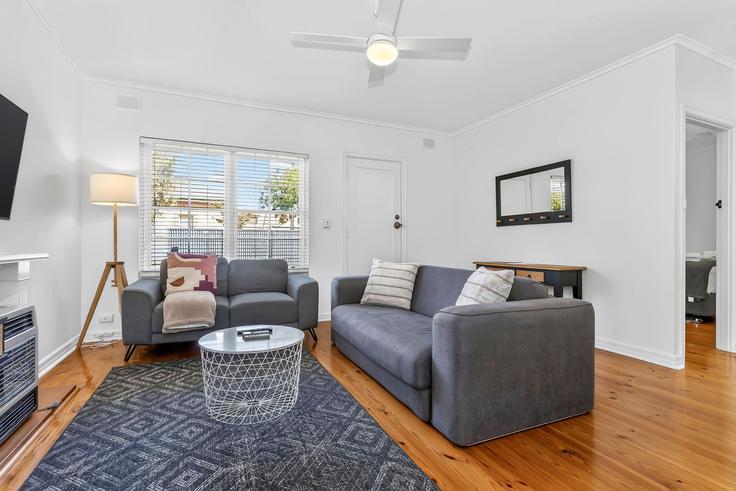 Building Brighton Road - host-solutions - 1405388 adresindeki bir dairede modern mobilyalarla zarif bir şekilde tasarlanmış oturma odası Glenelg, Adelaide