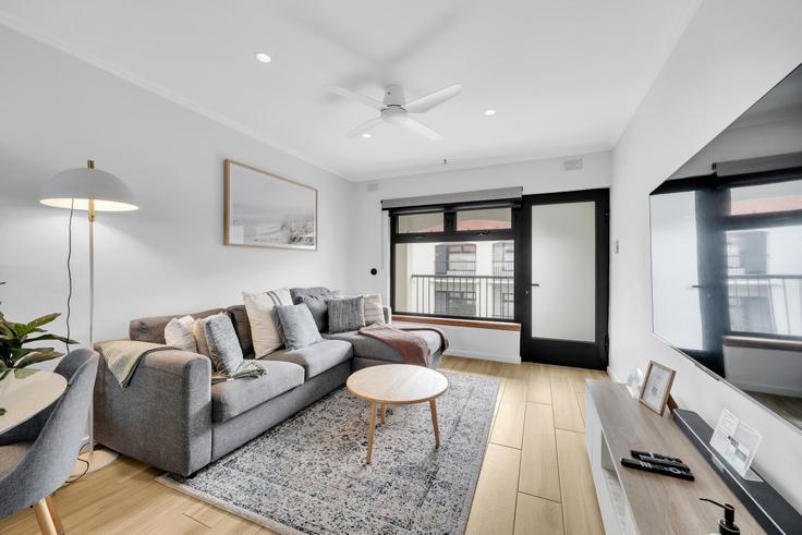 Elegant gestaltetes Wohnzimmer mit moderner Einrichtung in einer Wohnung im Building Seaview Road - host-solutions - 1583814 in Henley Beach South, Adelaide Elegant gestaltetes Wohnzimmer mit moderner Einrichtung in einer Wohnung im Building Seaview Road - host-solutions - 1583814 in Henley Beach South, Adelaide