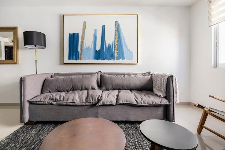 Sala de estar elegantemente projetada com móveis modernos em um apartamento no Building Illinois - hostair - 1582453 em Mexico City, Mexico City