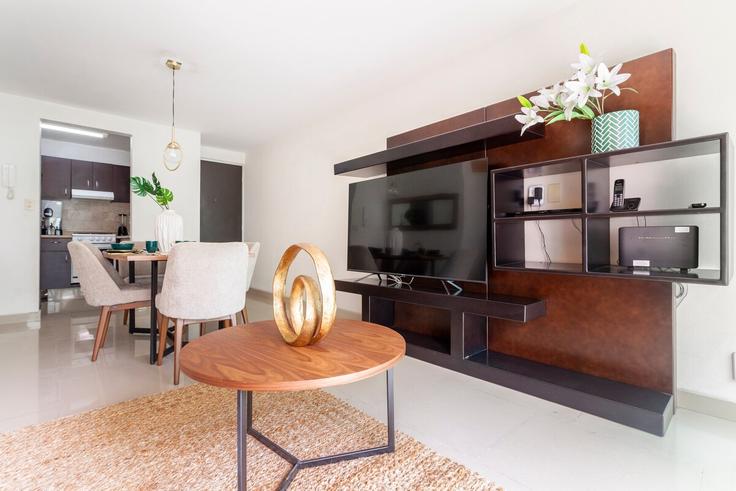 Sala de estar elegantemente projetada com móveis modernos em um apartamento no Building Tonalá - hostair - 1582450 em Mexico City, Mexico City Sala de estar elegantemente projetada com móveis modernos em um apartamento no Building Tonalá - hostair - 1582450 em Mexico City, Mexico City