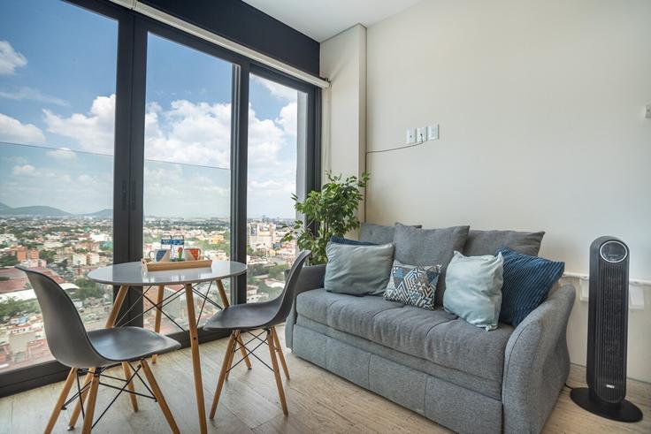 Elegant gestaltetes Wohnzimmer mit moderner Einrichtung in einer Wohnung im Building Bahía de la Ascensión - hostair - 1582568 in Mexico City, Mexico City