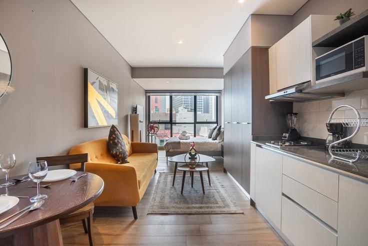 Salle de séjour élégante avec mobilier moderne dans un appartement à Building Avenida Insurgentes Centro - hostair - 1582446 à Mexico City, Mexico City