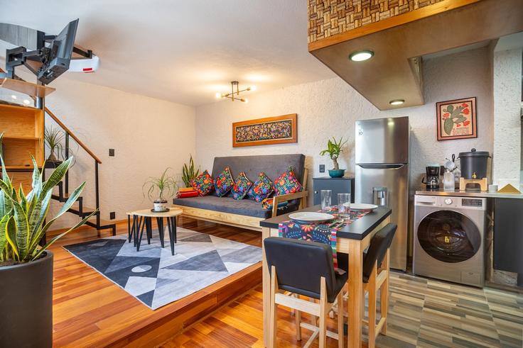 Salle de séjour élégante avec mobilier moderne dans un appartement à Building Avenida Nuevo León - hostair - 1582739 à Mexico City, Mexico City