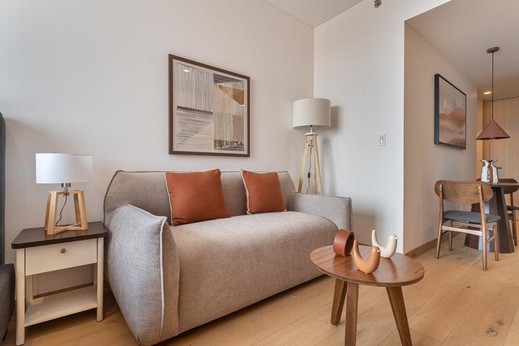 Sala de estar elegantemente projetada com móveis modernos em um apartamento no Building Calle General Prim - hostair - 1582655 em Mexico City, Mexico City Sala de estar elegantemente projetada com móveis modernos em um apartamento no Building Calle General Prim - hostair - 1582655 em Mexico City, Mexico City