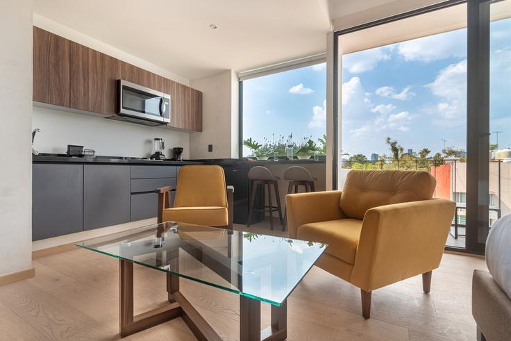 Mexico City, Mexico City에 위치한 Building Calle Tehuantepec - hostair - 1582488 유닛의 세련된 인테리어가 돋보이는 거실 Mexico City, Mexico City에 위치한 Building Calle Tehuantepec - hostair - 1582488 유닛의 세련된 인테리어가 돋보이는 거실
