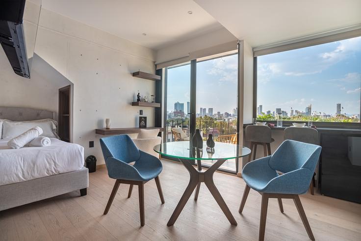 Mexico City, Mexico City에 위치한 Building Calle Tehuantepec - hostair - 1582749 유닛의 세련된 인테리어가 돋보이는 거실 Mexico City, Mexico City에 위치한 Building Calle Tehuantepec - hostair - 1582749 유닛의 세련된 인테리어가 돋보이는 거실