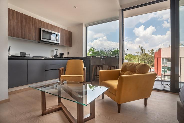 Mexico City, Mexico City에 위치한 Building Ures - hostair - 1582500 유닛의 세련된 인테리어가 돋보이는 거실 Mexico City, Mexico City에 위치한 Building Ures - hostair - 1582500 유닛의 세련된 인테리어가 돋보이는 거실