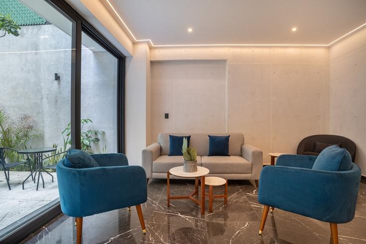Sala de estar elegantemente projetada com móveis modernos em um apartamento no Building Huatabampo - hostair - 1582541 em Mexico City, Mexico City Sala de estar elegantemente projetada com móveis modernos em um apartamento no Building Huatabampo - hostair - 1582541 em Mexico City, Mexico City