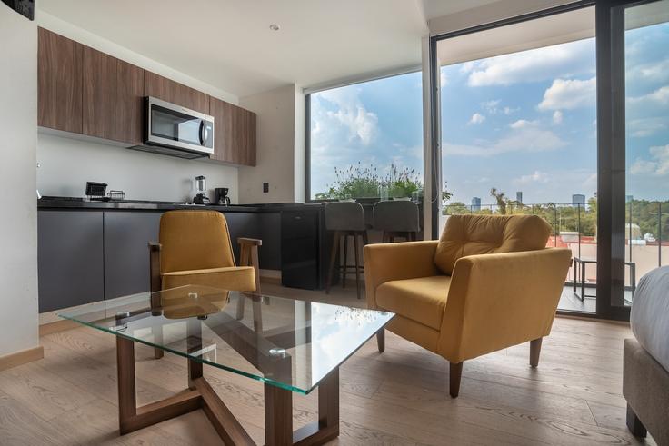 Sala de estar elegantemente projetada com móveis modernos em um apartamento no Building Huatabampo - hostair - 1582652 em Mexico City, Mexico City Sala de estar elegantemente projetada com móveis modernos em um apartamento no Building Huatabampo - hostair - 1582652 em Mexico City, Mexico City