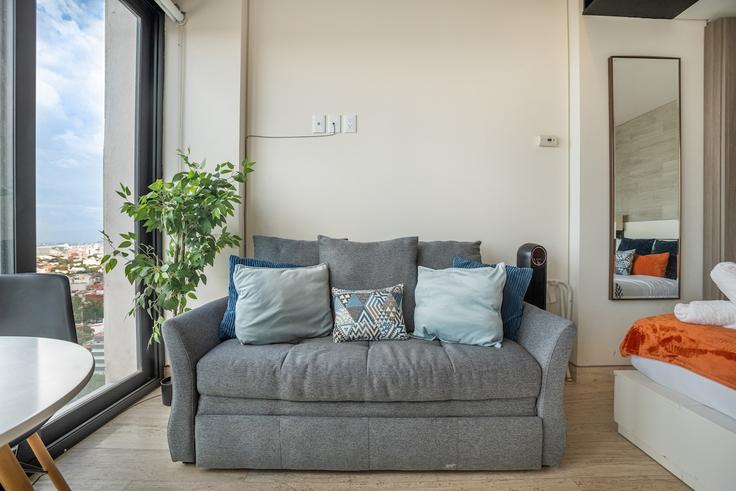 Elegant gestaltetes Wohnzimmer mit moderner Einrichtung in einer Wohnung im Building Lago de Patzcuaro - hostair - 1582550 in Mexico City, Mexico City Elegant gestaltetes Wohnzimmer mit moderner Einrichtung in einer Wohnung im Building Lago de Patzcuaro - hostair - 1582550 in Mexico City, Mexico City
