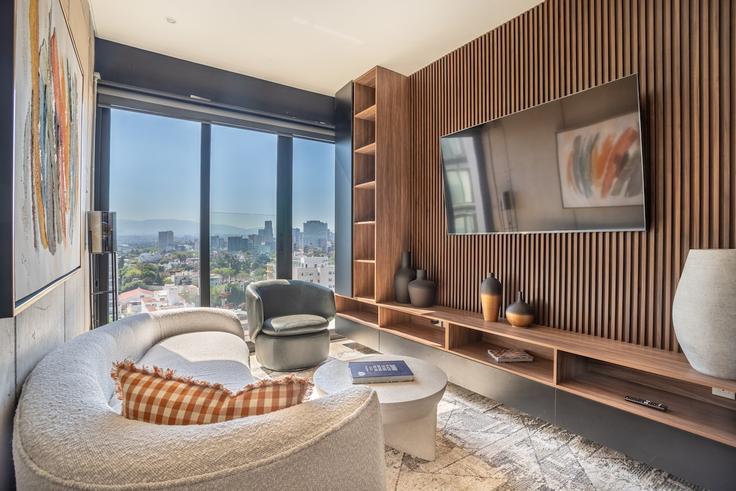 Sala de estar elegantemente projetada com móveis modernos em um apartamento no Building Avenida Marina Nacional - hostair - 1582588 em Mexico City, Mexico City