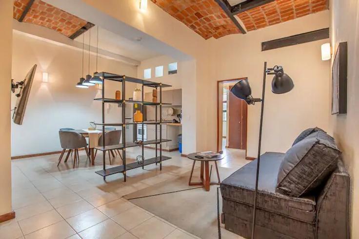 Salle de séjour élégante avec mobilier moderne dans un appartement à Building Bucareli - hostair - 1582454 à Mexico City, Mexico City