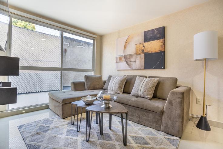 Salle de séjour élégante avec mobilier moderne dans un appartement à Building Hermosillo - hostair - 1582650 à Mexico City, Mexico City