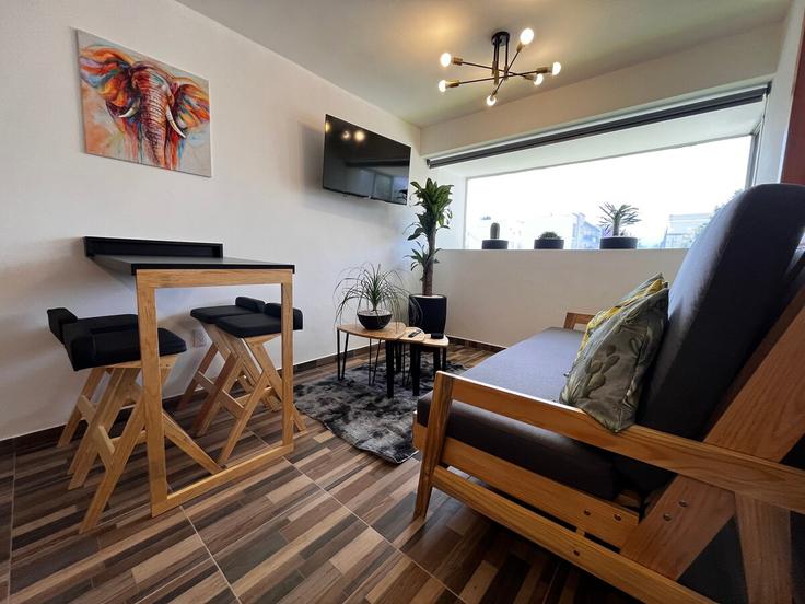 Salle de séjour élégante avec mobilier moderne dans un appartement à Building Avenida Nuevo León - hostair - 1582654 à Mexico City, Mexico City