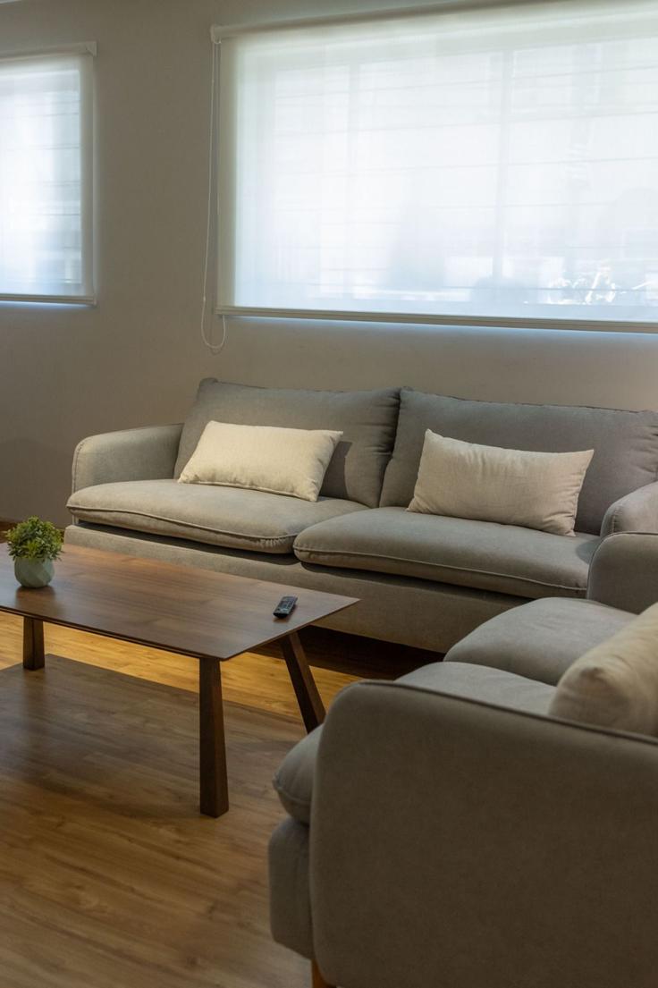 Elegante sala de estar con mobiliario moderno en un apartamento en Building Calle Herschel - hostair - 1582464 en Mexico City, Mexico City