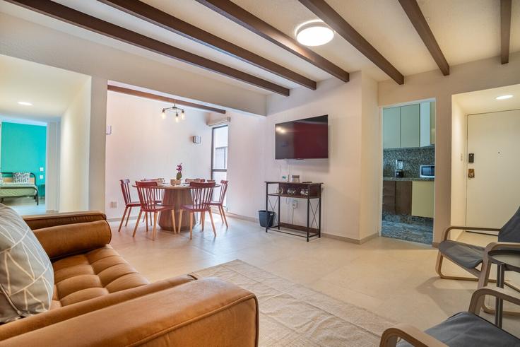 Elegante sala de estar con mobiliario moderno en un apartamento en Building Avenida Homero - hostair - 1582414 en Mexico City, Mexico City