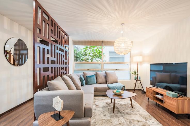 Elegant gestaltetes Wohnzimmer mit moderner Einrichtung in einer Wohnung im Building Calzada Manuel Villalongín - hostair - 1582597 in Mexico City, Mexico City