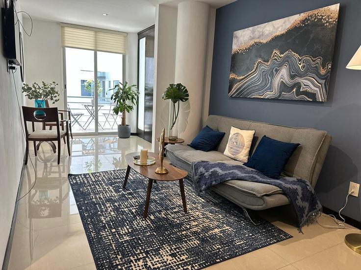 Elegant gestaltetes Wohnzimmer mit moderner Einrichtung in einer Wohnung im Building Rio Rhin - hostair - 1582510 in Mexico City, Mexico City