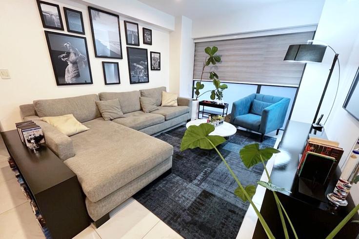 Sala de estar elegantemente projetada com móveis modernos em um apartamento no Building Río Becerra - hostair - 1582542 em Mexico City, Mexico City