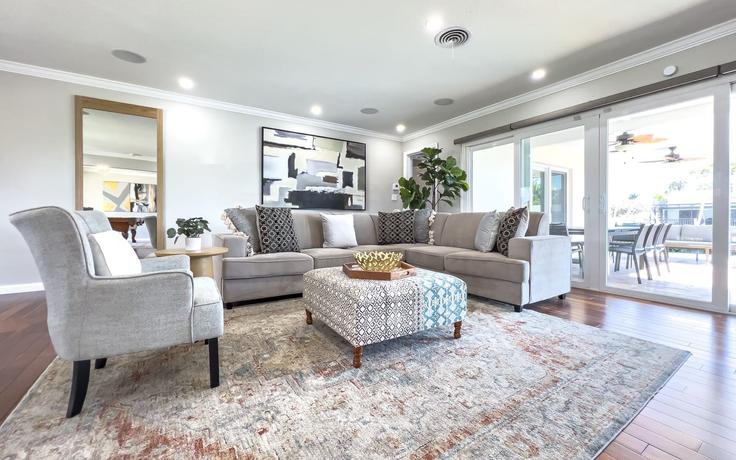 Sala de estar elegantemente projetada com móveis modernos em um apartamento no Building Northeast 57th Court - hostandkeep - 1044539 - MIA em Fort Lauderdale, Fort Lauderdale Sala de estar elegantemente projetada com móveis modernos em um apartamento no Building Northeast 57th Court - hostandkeep - 1044539 - MIA em Fort Lauderdale, Fort Lauderdale