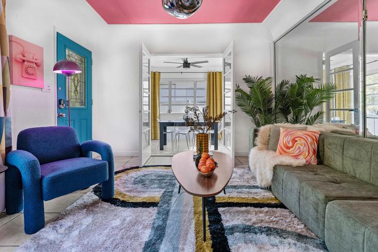 Elegant gestaltetes Wohnzimmer mit moderner Einrichtung in einer Wohnung im Building Northeast 45th Street - hostandkeep - 1241891 - MIA in Miami, Miami