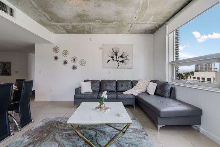 Elegant gestaltetes Wohnzimmer mit moderner Einrichtung in einer Wohnung im Building North Miami Avenue - hostandkeep - 1241893 in Miami, Miami Elegant gestaltetes Wohnzimmer mit moderner Einrichtung in einer Wohnung im Building North Miami Avenue - hostandkeep - 1241893 in Miami, Miami