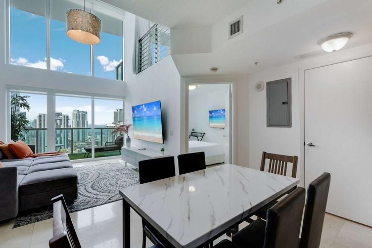 Elegante sala de estar con mobiliario moderno en un apartamento en Building Southeast 5th Street - hostandkeep - 1245242 - MIA en Miami, Miami Elegante sala de estar con mobiliario moderno en un apartamento en Building Southeast 5th Street - hostandkeep - 1245242 - MIA en Miami, Miami