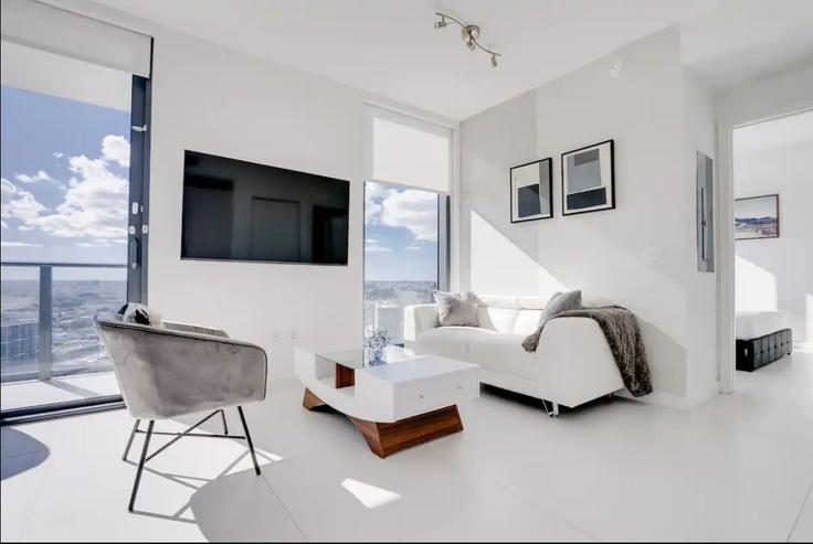 Elegant gestaltetes Wohnzimmer mit moderner Einrichtung in einer Wohnung im Building Northeast 32nd Street - hostandkeep - 1044573 - MIA in Miami, Miami Elegant gestaltetes Wohnzimmer mit moderner Einrichtung in einer Wohnung im Building Northeast 32nd Street - hostandkeep - 1044573 - MIA in Miami, Miami