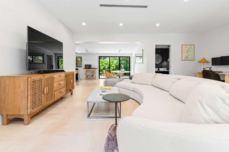 Sala de estar elegantemente projetada com móveis modernos em um apartamento no Building Northeast 48th Terrace - hostandkeep - 1044569 - MIA em Miami, Miami