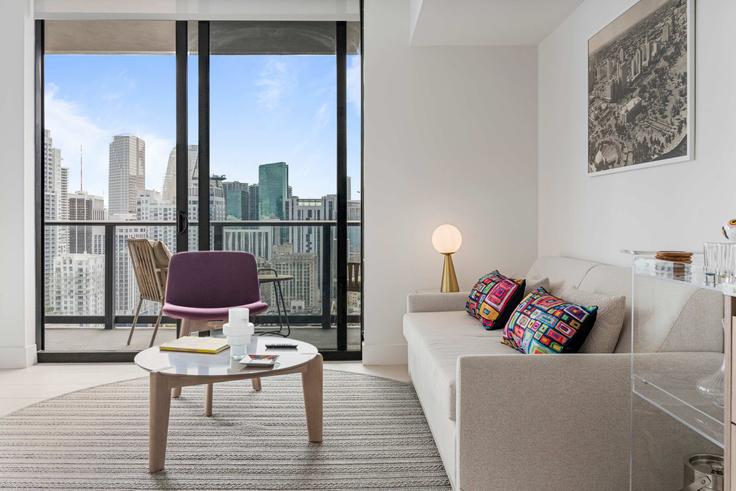 Elegant gestaltetes Wohnzimmer mit moderner Einrichtung in einer Wohnung im Building Northeast 6th Street - hostandkeep - 1241883 - MIA in Miami, Miami Elegant gestaltetes Wohnzimmer mit moderner Einrichtung in einer Wohnung im Building Northeast 6th Street - hostandkeep - 1241883 - MIA in Miami, Miami