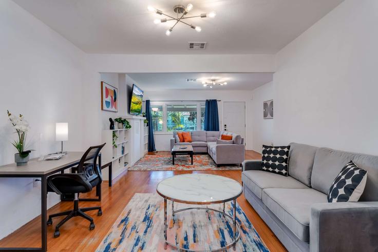 Elegante sala de estar con mobiliario moderno en un apartamento en Building Southwest 26th Road - hostandkeep - 1241890 - MIA en Miami, Miami