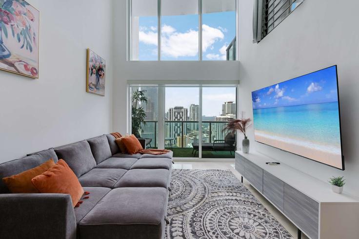 Elegante sala de estar con mobiliario moderno en un apartamento en Building Southeast 5th Street - hostandkeep - 1245242 - MIA en Miami, Miami