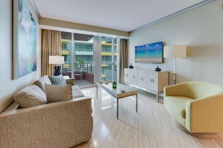 Salle de séjour élégante avec mobilier moderne dans un appartement à Building Ocean Drive - hostandkeep - 1399870 à Miami Beach, Miami Beach Salle de séjour élégante avec mobilier moderne dans un appartement à Building Ocean Drive - hostandkeep - 1399870 à Miami Beach, Miami Beach