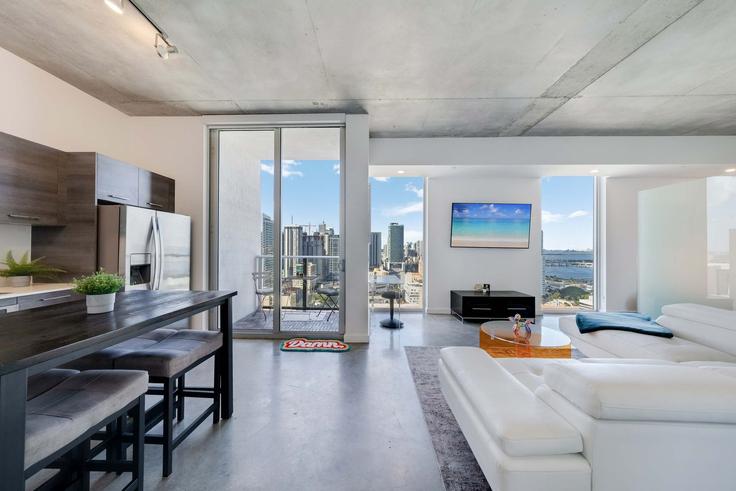 Salle de séjour élégante avec mobilier moderne dans un appartement à Building Southeast 1st Street - hostandkeep - 1357114 à Miami, Miami Salle de séjour élégante avec mobilier moderne dans un appartement à Building Southeast 1st Street - hostandkeep - 1357114 à Miami, Miami