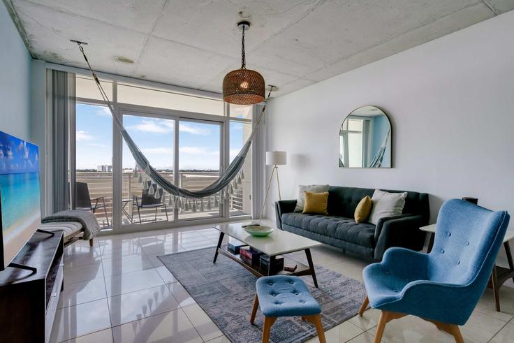 Elegante sala de estar con mobiliario moderno en un apartamento en Building Northeast 1st Avenue - hostandkeep - 1370191 en Miami, Miami Elegante sala de estar con mobiliario moderno en un apartamento en Building Northeast 1st Avenue - hostandkeep - 1370191 en Miami, Miami