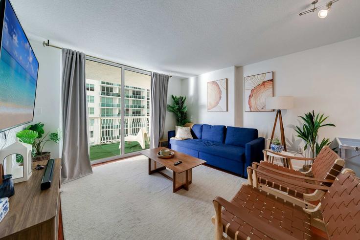 Elegante sala de estar con mobiliario moderno en un apartamento en Building Southeast 12th Street - hostandkeep - 1373699 en Miami, Miami