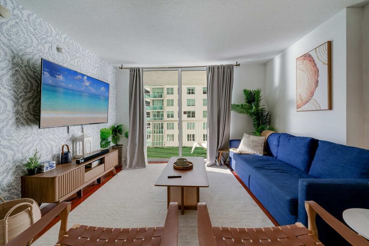 Sala de estar elegantemente projetada com móveis modernos em um apartamento no Building Southeast 12th Street - hostandkeep - 1373699 em Miami, Miami
