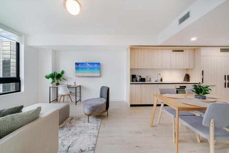 Elegante sala de estar con mobiliario moderno en un apartamento en Building North Miami Avenue - hostandkeep - 1461464 en Miami, Miami